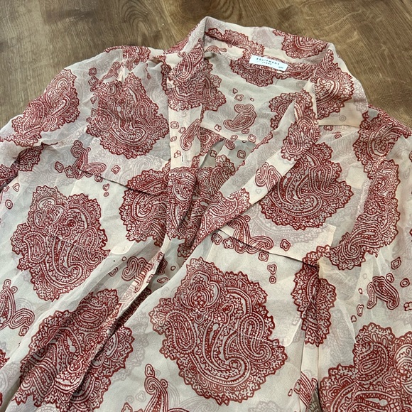 EQUIPMENT Femme Blouse in red and cream paisley design - Size Medium - Picture 6 of 9